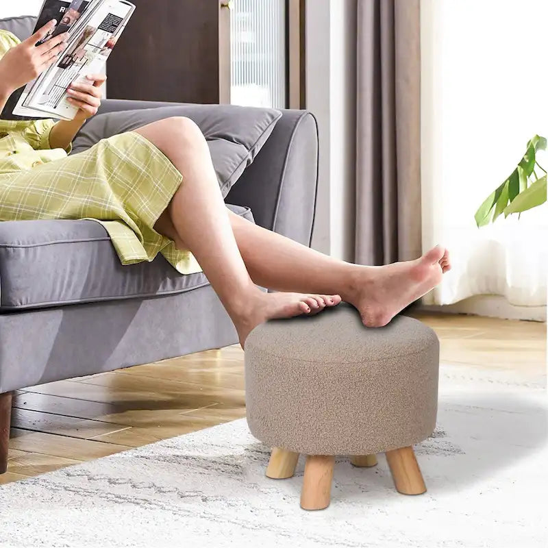 Poggiapiedi rotondo Adeco in velluto con gambe antiscivolo