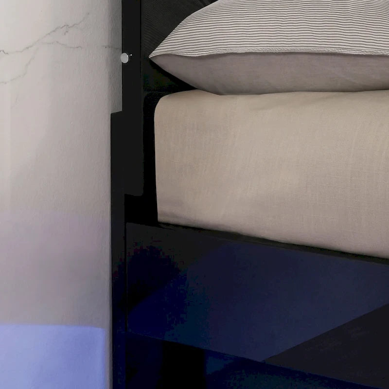 Benvolio Set Letto Pannellato a 3 Pezzi in Legno Nero Contemporaneo con LED e 2 Comodini con Porta USB di Furniture of America