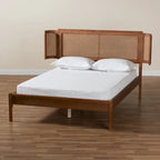 Letto a piattaforma in legno rifinito noce e rattan naturale Eridian Mid-Century Modern