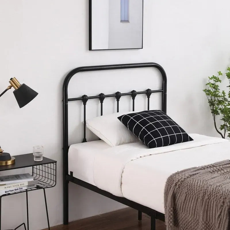 Struttura letto singola in ferro con decorazioni a conchiglia, colore nero