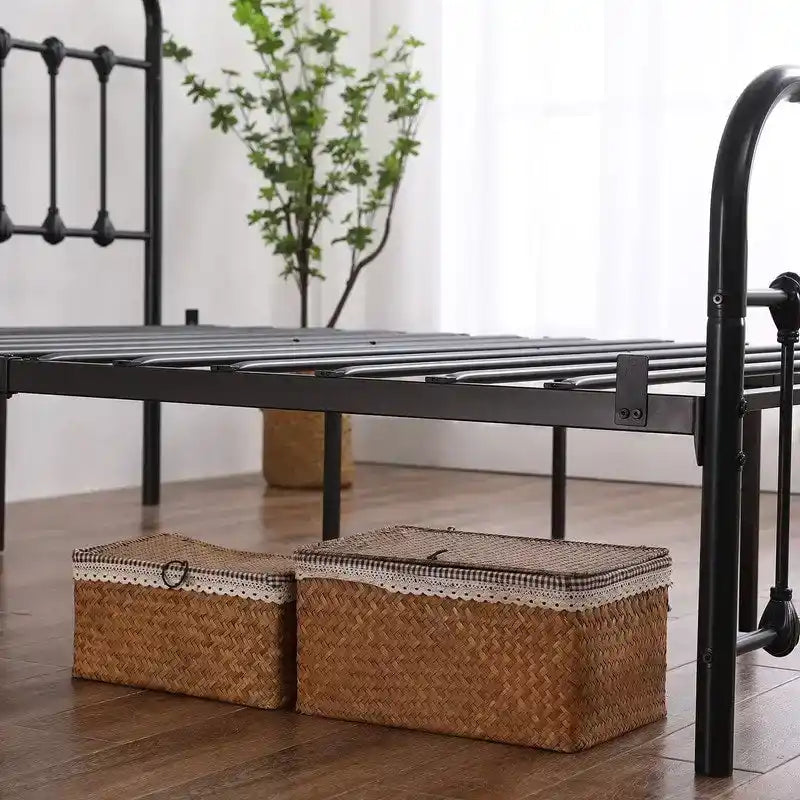 Struttura letto singola in ferro con decorazioni a conchiglia, colore nero