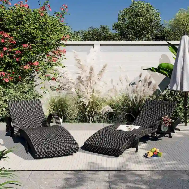 Lot de 2 chaises longues 80L, fauteuils inclinables de patio en rotin avec table gigogne, dossier réglable, chaises longues ergonomiques à vagues