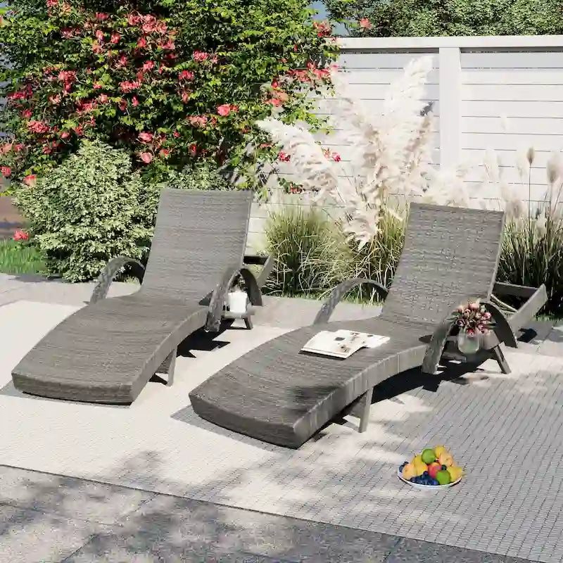 Lot de 2 chaises longues 80L, fauteuils inclinables de patio en rotin avec table gigogne, dossier réglable, chaises longues ergonomiques à vagues