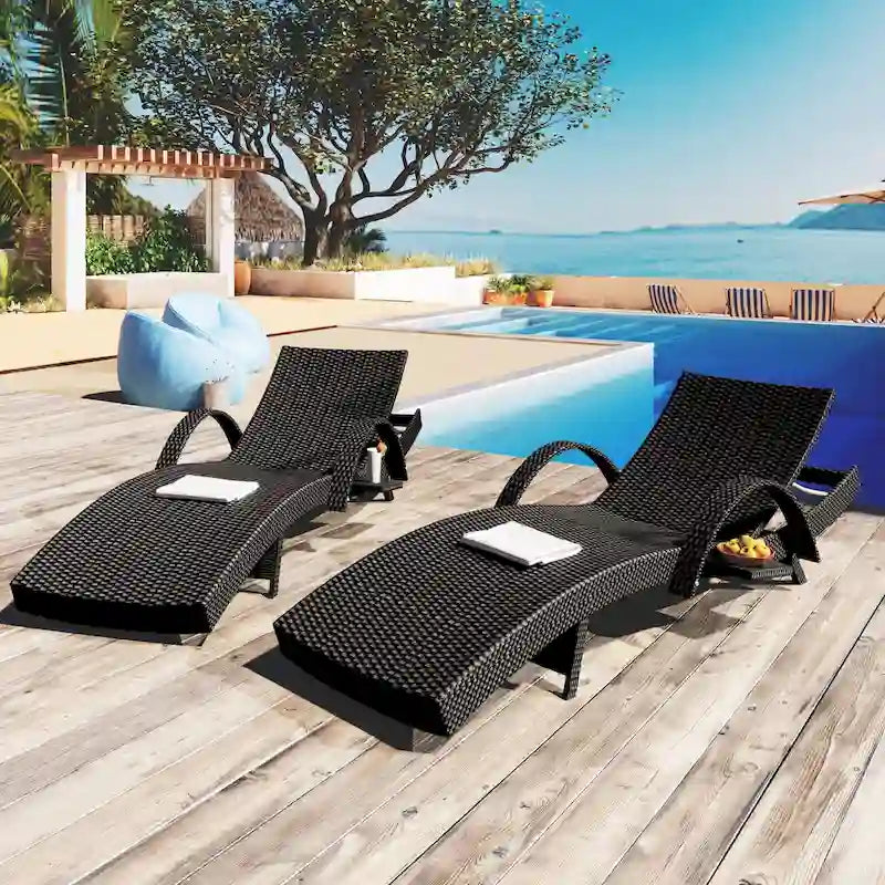 Set di 2 sedie a sdraio da 80L, poltrona reclinabile in rattan da patio con tavolino estraibile, schienale regolabile e lettini ergonomici a onda per prendere il sole