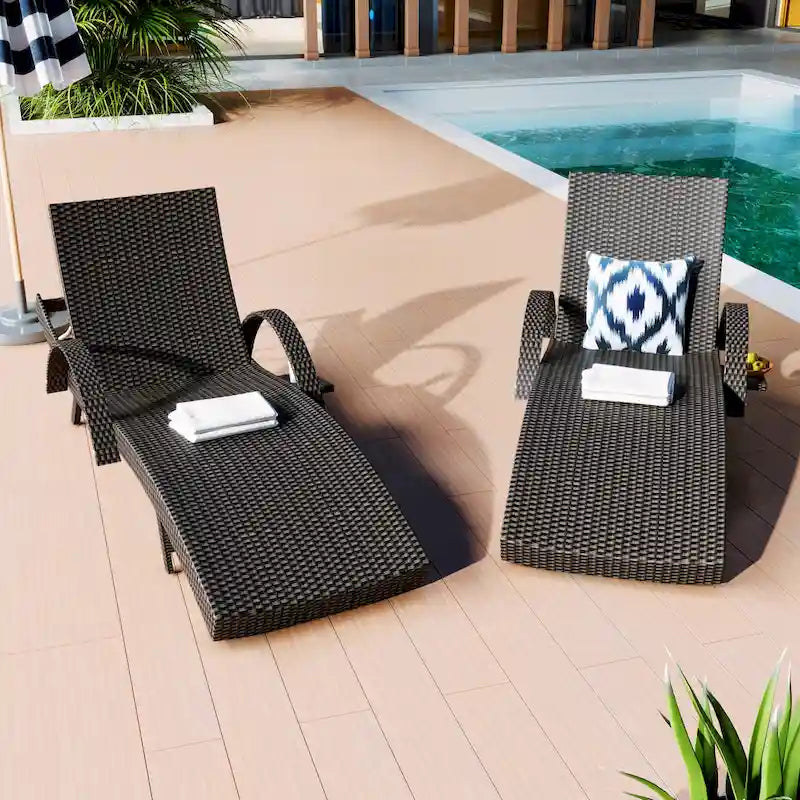 Set di 2 sedie a sdraio da 80L, poltrona reclinabile in rattan da patio con tavolino estraibile, schienale regolabile e lettini ergonomici a onda per prendere il sole