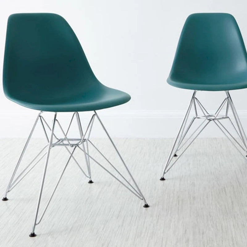 Sedie di design in plastica, gambe in filo cromato color argento, sedia da pranzo retrò, guscio sagomato, scrivania ufficio, base cromata, cucina