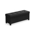 Poggiapiedi contenitore piccolo rivestito in tessuto, largo 43 cm, con gambe in legno e coperchio trapuntato