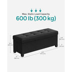 Poggiapiedi contenitore piccolo rivestito in tessuto, largo 43 cm, con gambe in legno e coperchio trapuntato