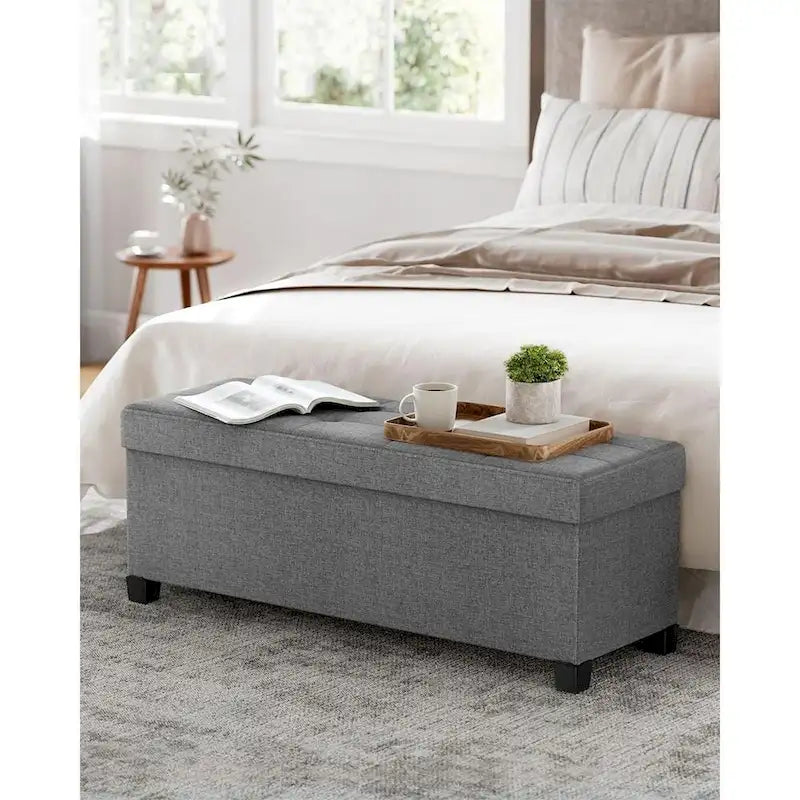 Poggiapiedi contenitore piccolo rivestito in tessuto, largo 43 cm, con gambe in legno e coperchio trapuntato