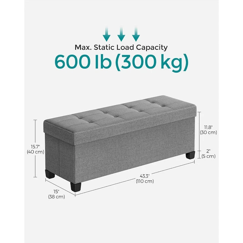 Poggiapiedi contenitore piccolo rivestito in tessuto, largo 43 cm, con gambe in legno e coperchio trapuntato