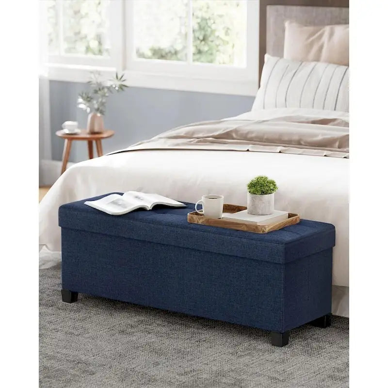 Poggiapiedi contenitore piccolo rivestito in tessuto, largo 43 cm, con gambe in legno e coperchio trapuntato
