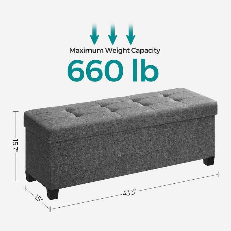 Poggiapiedi contenitore piccolo rivestito in tessuto, largo 43 cm, con gambe in legno e coperchio trapuntato