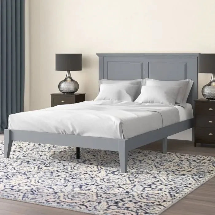 Letto a piattaforma in rovere massello con gambe affusolate e testiera