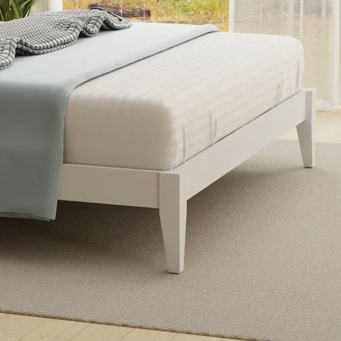 Letto a piattaforma in rovere massello con gambe affusolate e testiera