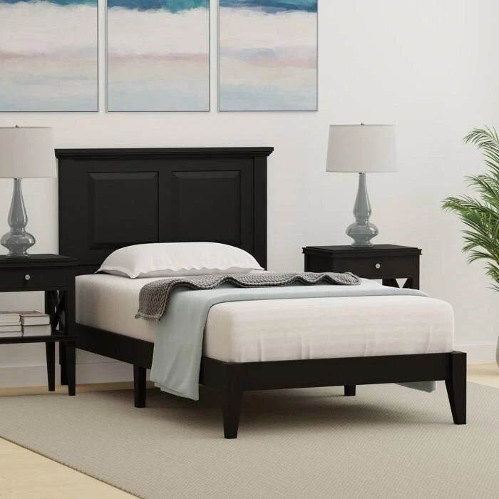 Letto a piattaforma in rovere massello con gambe affusolate e testiera