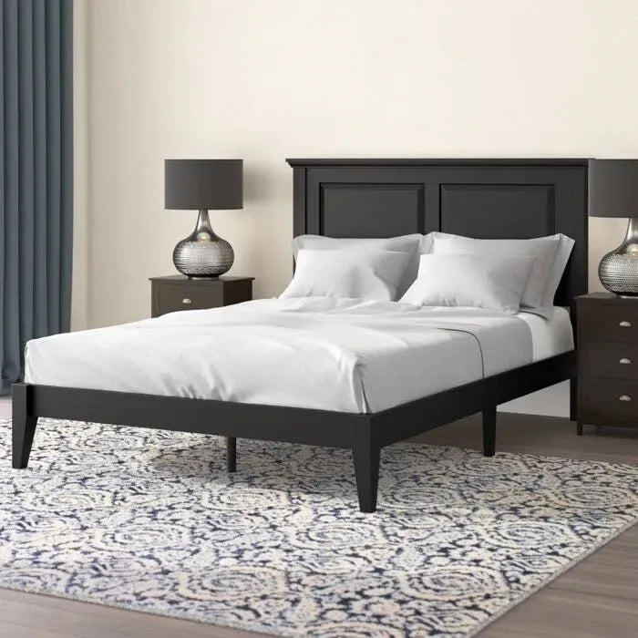 Letto a piattaforma in rovere massello con gambe affusolate e testiera