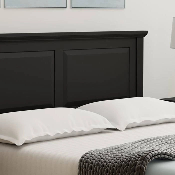Letto a piattaforma in rovere massello con gambe affusolate e testiera
