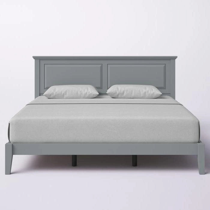 Letto a piattaforma in rovere massello con gambe affusolate e testiera