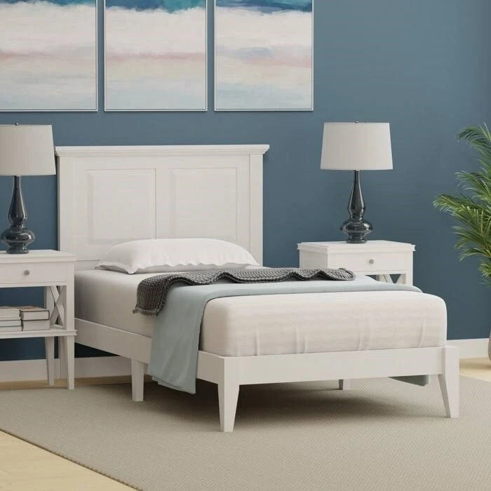 Letto a piattaforma in rovere massello con gambe affusolate e testiera