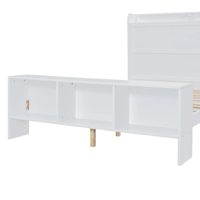 Letto a piattaforma con scaffali integrati, luci LED e porte USB, misura matrimoniale/singola