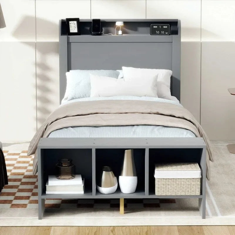 Letto a piattaforma con scaffali integrati, luci LED e porte USB, misura matrimoniale/singola