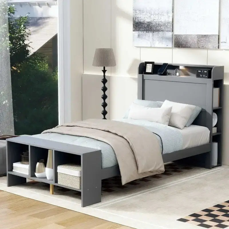 Letto a piattaforma con scaffali integrati, luci LED e porte USB, misura matrimoniale/singola