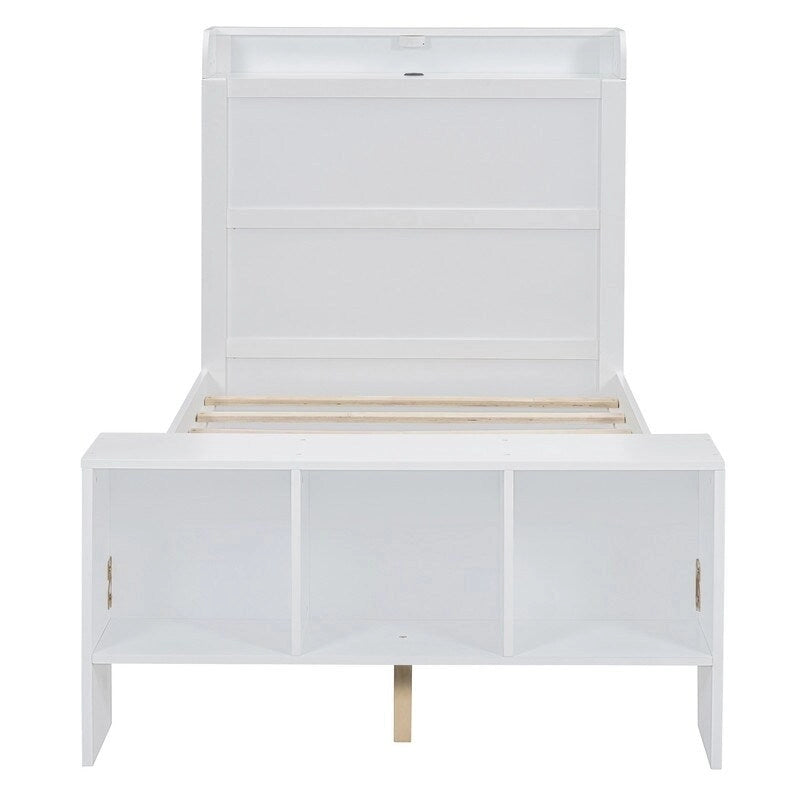 Letto a piattaforma con scaffali integrati, luci LED e porte USB, misura matrimoniale/singola