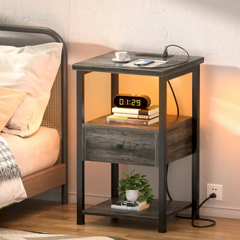 Set di 2 Comodini con Stazione di Ricarica e Luce LED, Tavolino da Salotto con Cassetti