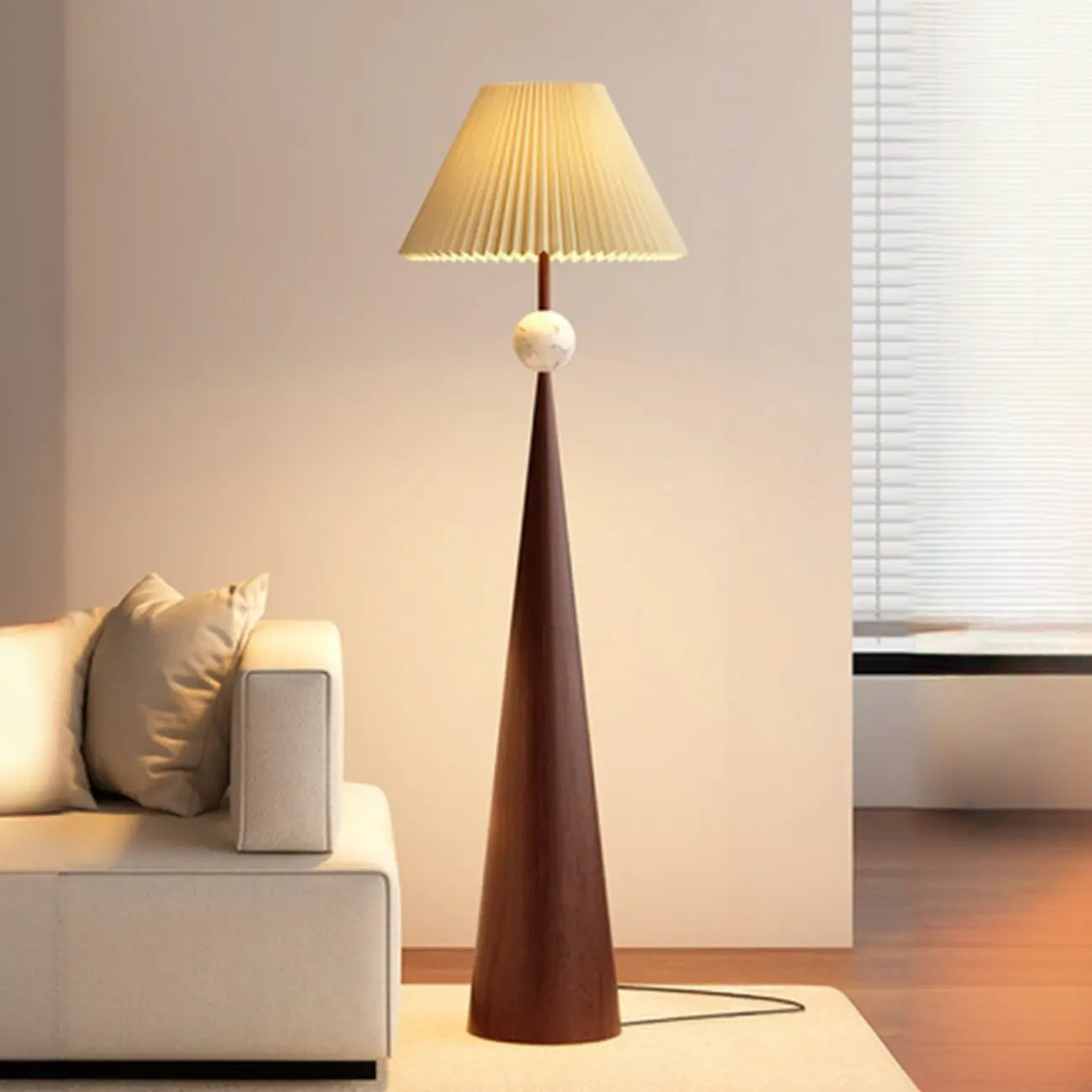 Lampada da terra contemporanea in metallo affusolato con paralume in tessuto