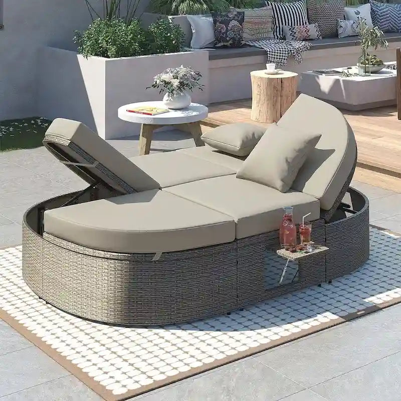 Daybed in vimini marrone scuro con cuscini e guanciali