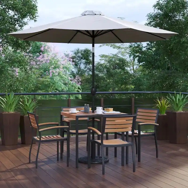 Tavolo da patio effetto teak quadrato da 35", 4 sedie e ombrellone da patio da 9 piedi con base