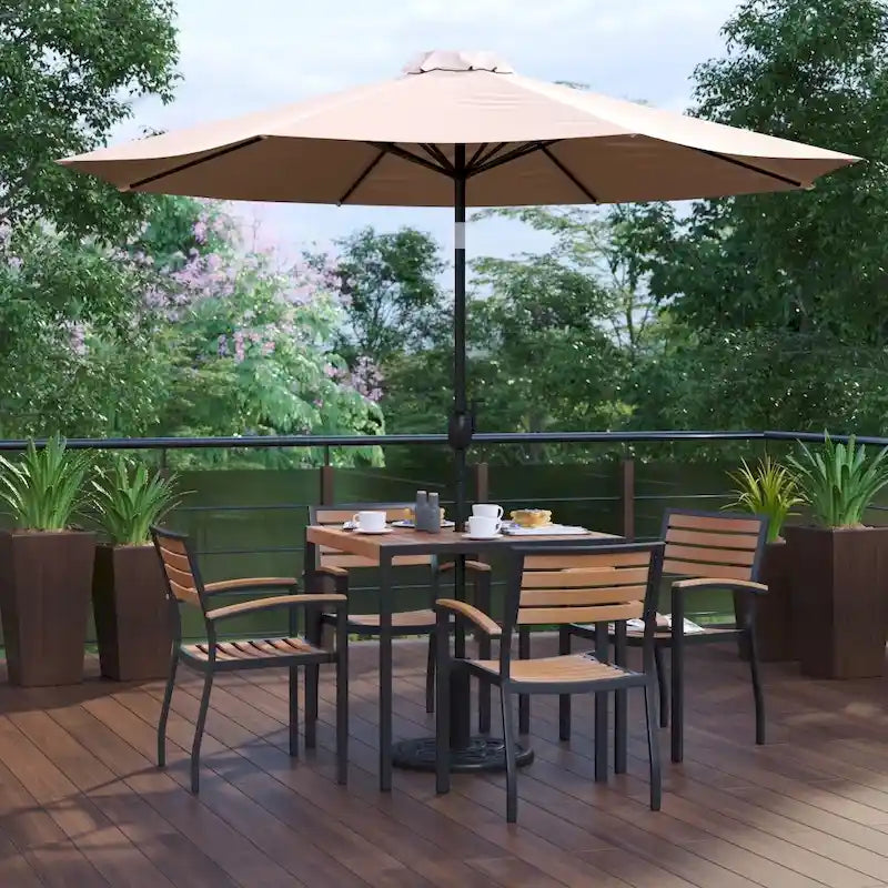Tavolo da patio effetto teak quadrato da 35", 4 sedie e ombrellone da patio da 9 piedi con base
