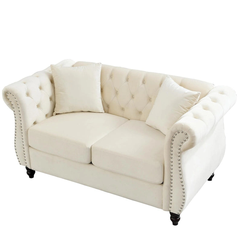 Divanetto Chesterfield in velluto beige, braccioli arrotolati, finiture con borchie