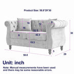 Divanetto Chesterfield in velluto beige, braccioli arrotolati, finiture con borchie
