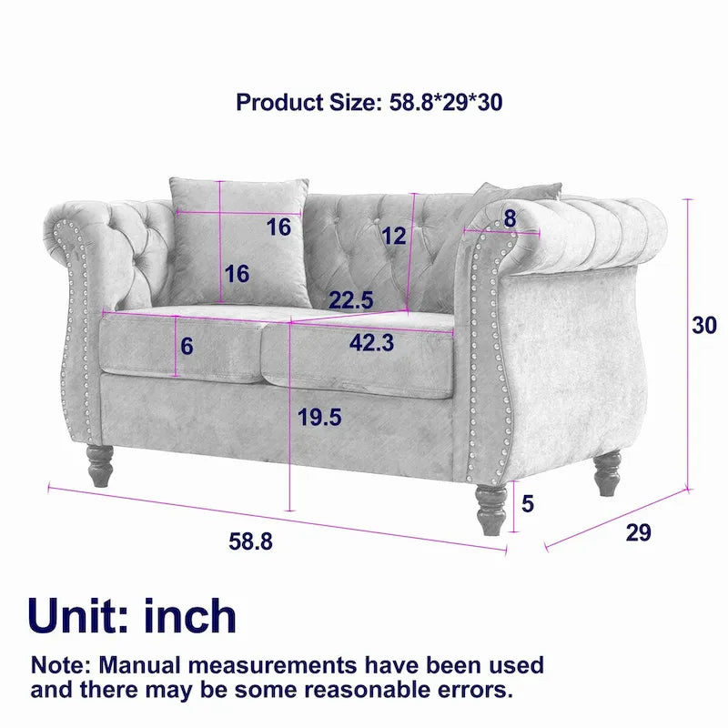 Divanetto Chesterfield in velluto beige, braccioli arrotolati, finiture con borchie