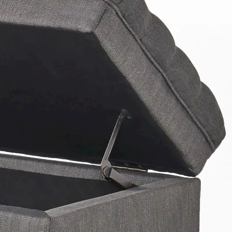 Panca contenitore classica ed elegante rivestita in tessuto con seduta decorata a bottoni capitonné