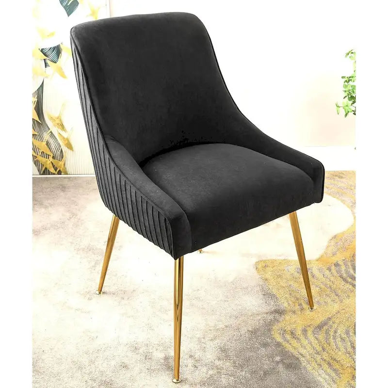 Sedia di lusso in velluto con elegante schienale a conchiglia, gambe in metallo dorato e rivestimento morbido per una seduta confortevole