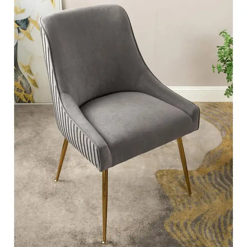 Sedia di lusso in velluto con elegante schienale a conchiglia, gambe in metallo dorato e rivestimento morbido per una seduta confortevole