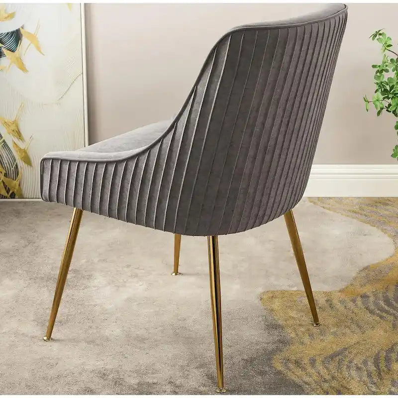 Sedia di lusso in velluto con elegante schienale a conchiglia, gambe in metallo dorato e rivestimento morbido per una seduta confortevole