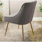 Sedia di lusso in velluto con elegante schienale a conchiglia, gambe in metallo dorato e rivestimento morbido per una seduta confortevole