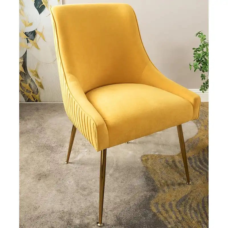Sedia di lusso in velluto con elegante schienale a conchiglia, gambe in metallo dorato e rivestimento morbido per una seduta confortevole