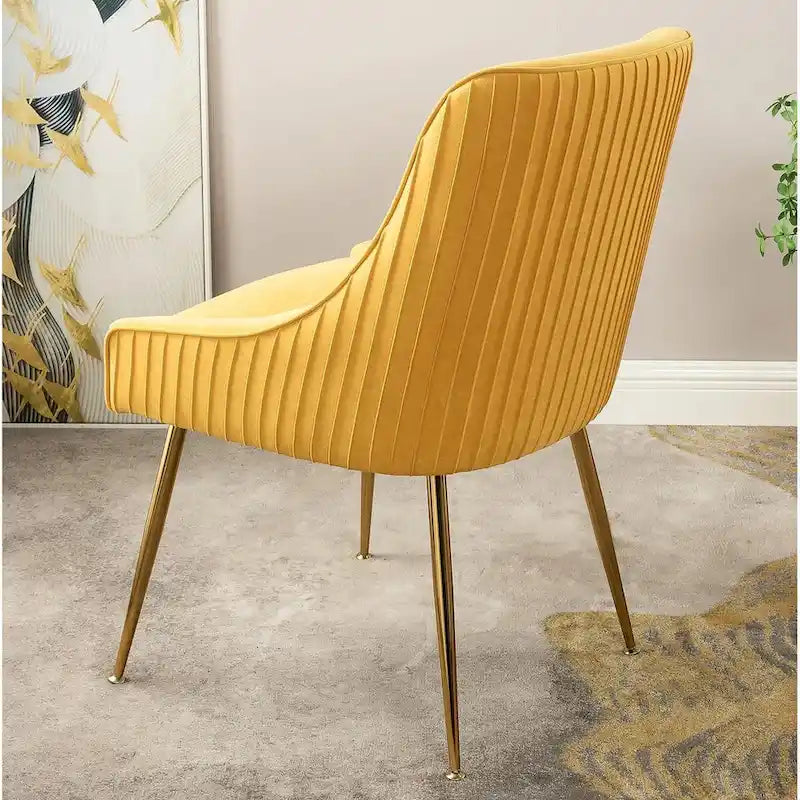 Sedia di lusso in velluto con elegante schienale a conchiglia, gambe in metallo dorato e rivestimento morbido per una seduta confortevole