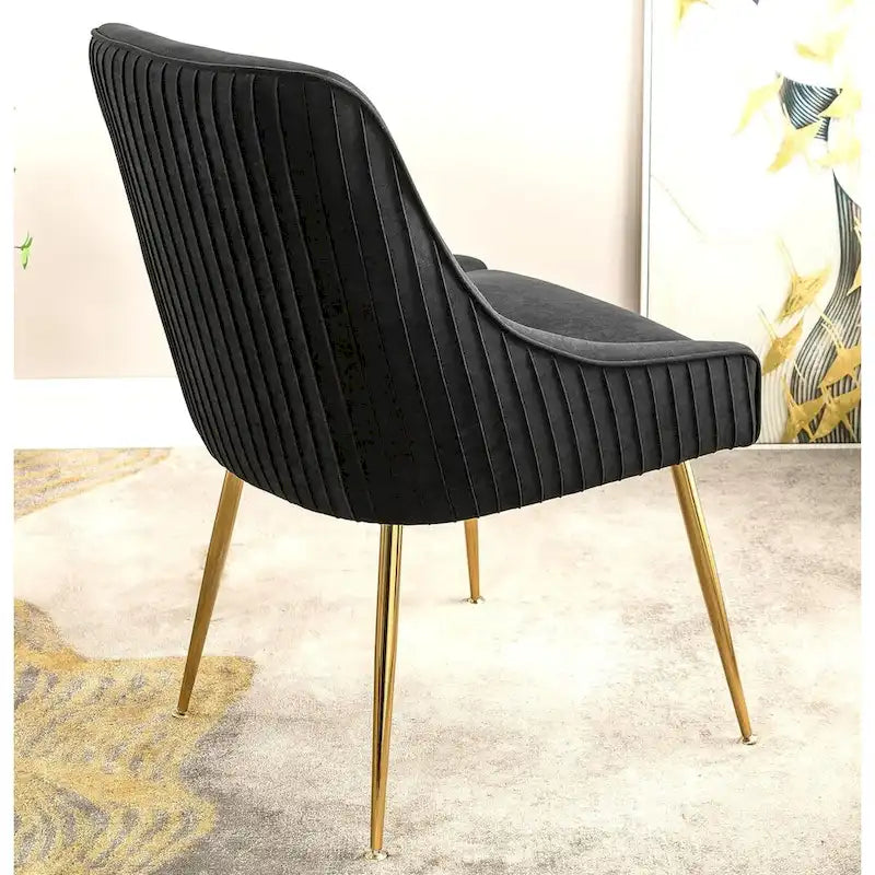 Sedia di lusso in velluto con elegante schienale a conchiglia, gambe in metallo dorato e rivestimento morbido per una seduta confortevole