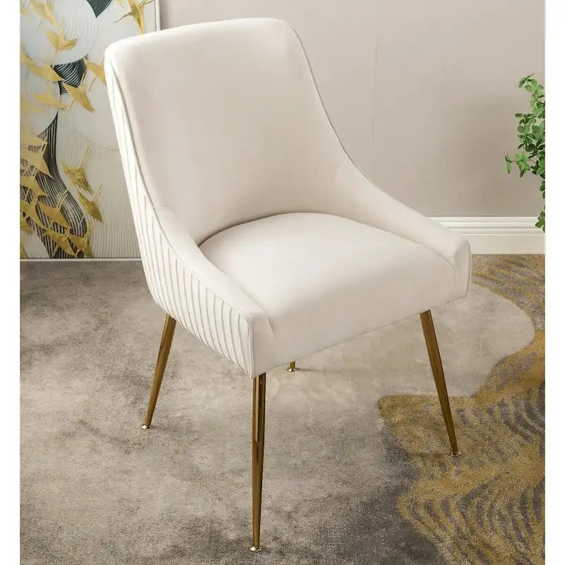 Sedia di lusso in velluto con elegante schienale a conchiglia, gambe in metallo dorato e rivestimento morbido per una seduta confortevole