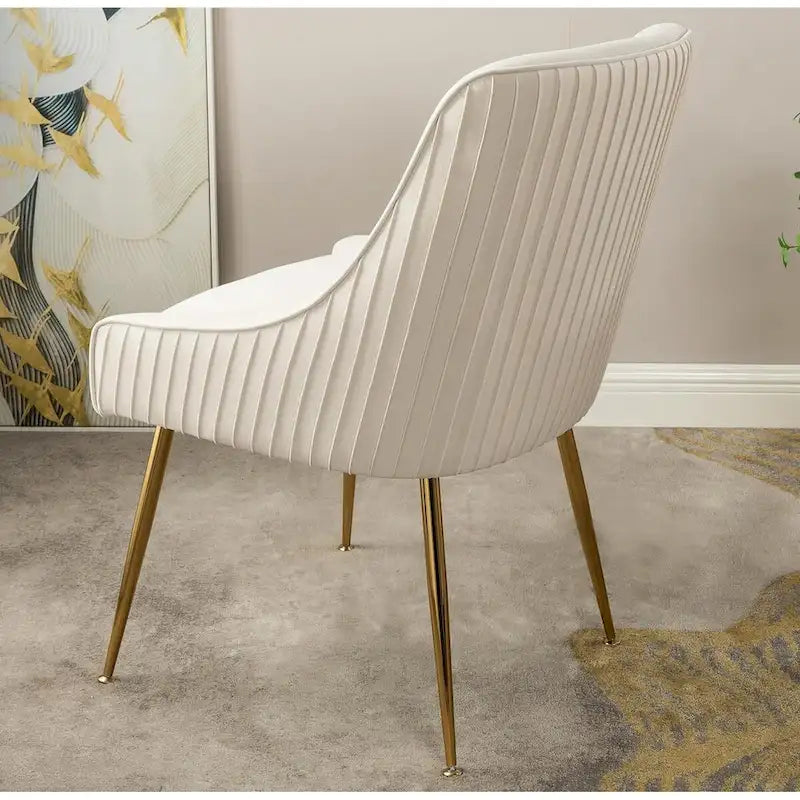 Sedia di lusso in velluto con elegante schienale a conchiglia, gambe in metallo dorato e rivestimento morbido per una seduta confortevole