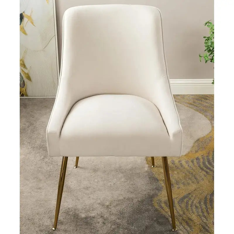 Sedia di lusso in velluto con elegante schienale a conchiglia, gambe in metallo dorato e rivestimento morbido per una seduta confortevole