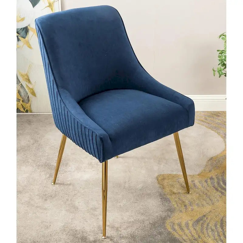 Sedia di lusso in velluto con elegante schienale a conchiglia, gambe in metallo dorato e rivestimento morbido per una seduta confortevole