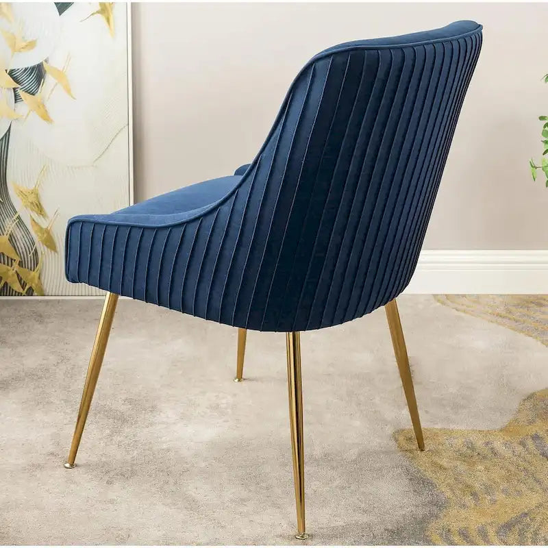 Sedia di lusso in velluto con elegante schienale a conchiglia, gambe in metallo dorato e rivestimento morbido per una seduta confortevole