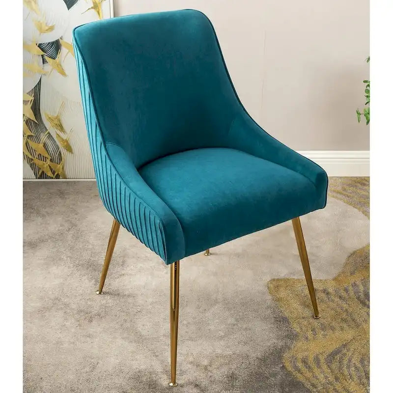 Sedia di lusso in velluto con elegante schienale a conchiglia, gambe in metallo dorato e rivestimento morbido per una seduta confortevole