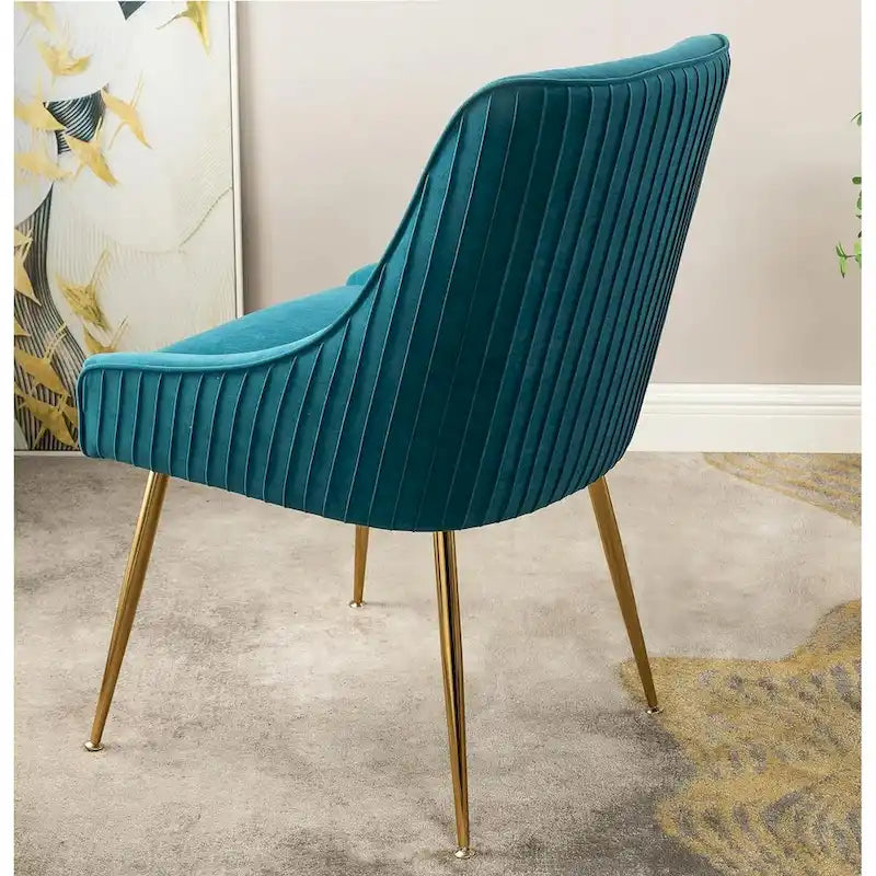 Sedia di lusso in velluto con elegante schienale a conchiglia, gambe in metallo dorato e rivestimento morbido per una seduta confortevole